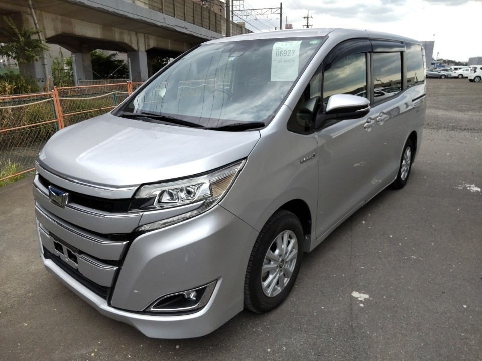 TOYOTA NOAH